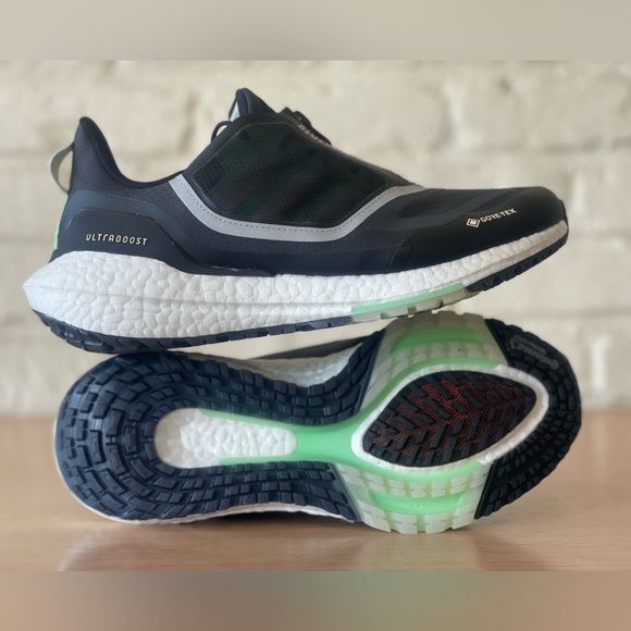 Adidas Ultraboost 22 GTX Gore-Tex Running Shoes Black Green Mens 8 / Women 9 New - Picture 1 of 10